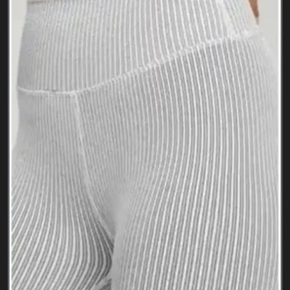 Good American| NWOT Women’s Size 3/4 Black and White Striped Ribbed Leggings - Picture 8 of 8